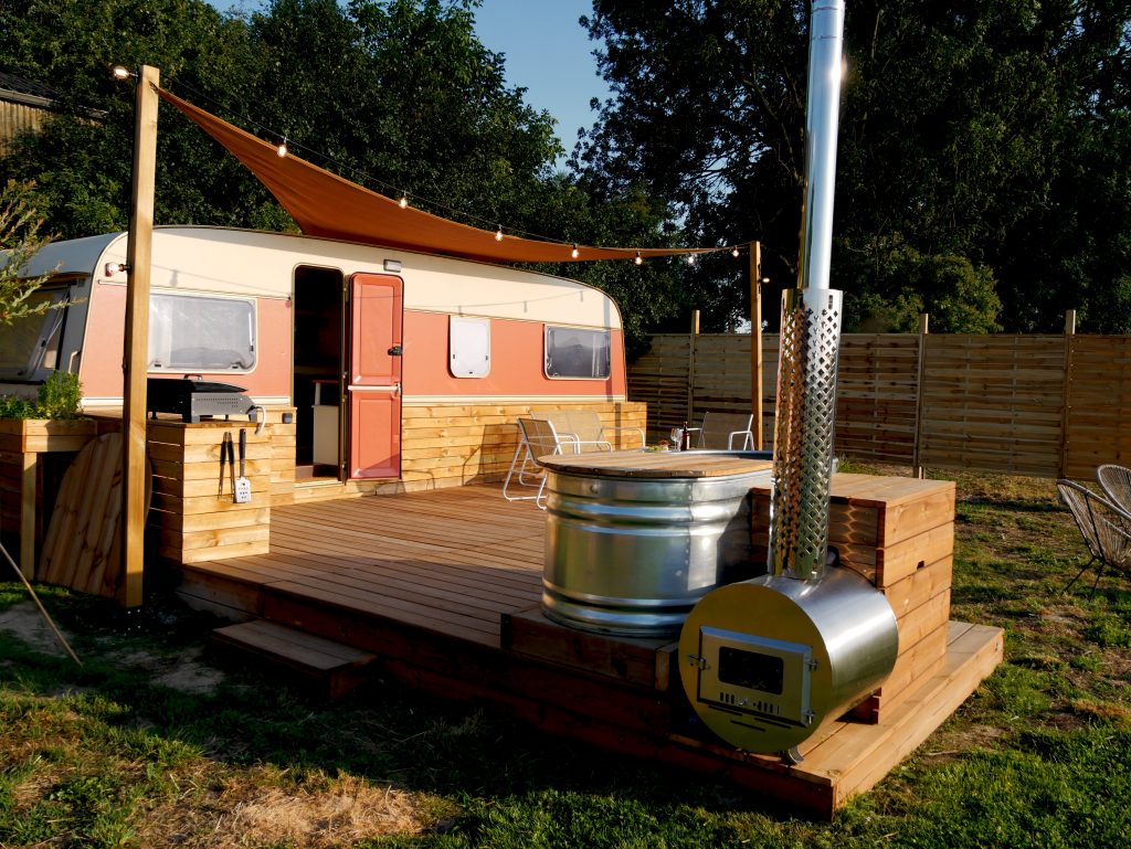 vue d'ensemble de la tiny house terracotta et de sa terrasse