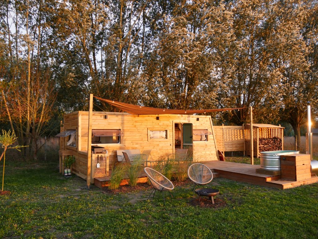 vue d'ensemble de la tiny house kaki et de sa terrasse