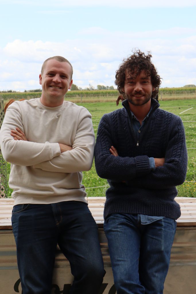 Paul et Baptiste, les fondateurs de Horizon Tiny House pris en photo à l'extérieur sur le terrain de la Tiny House de Cysoing