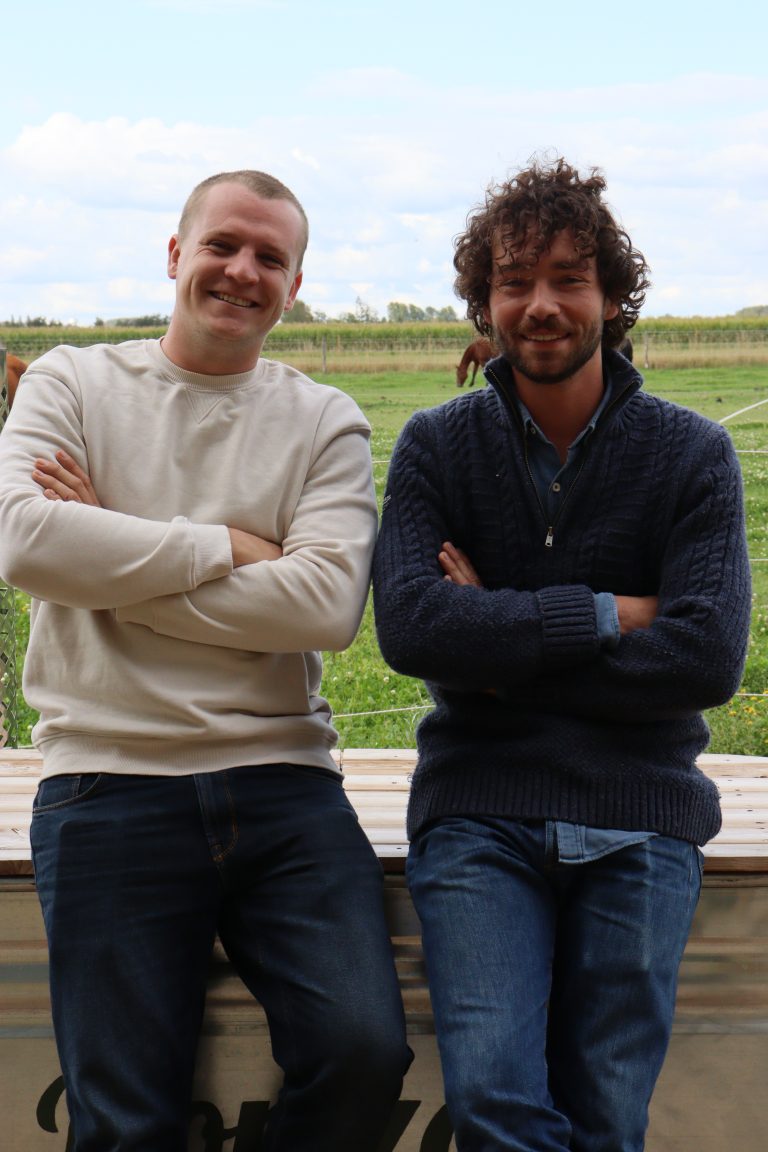 Paul et Baptiste, les fondateurs de Horizon Tiny House pris en photo à l'extérieur sur le terrain de la Tiny House de Cysoing
